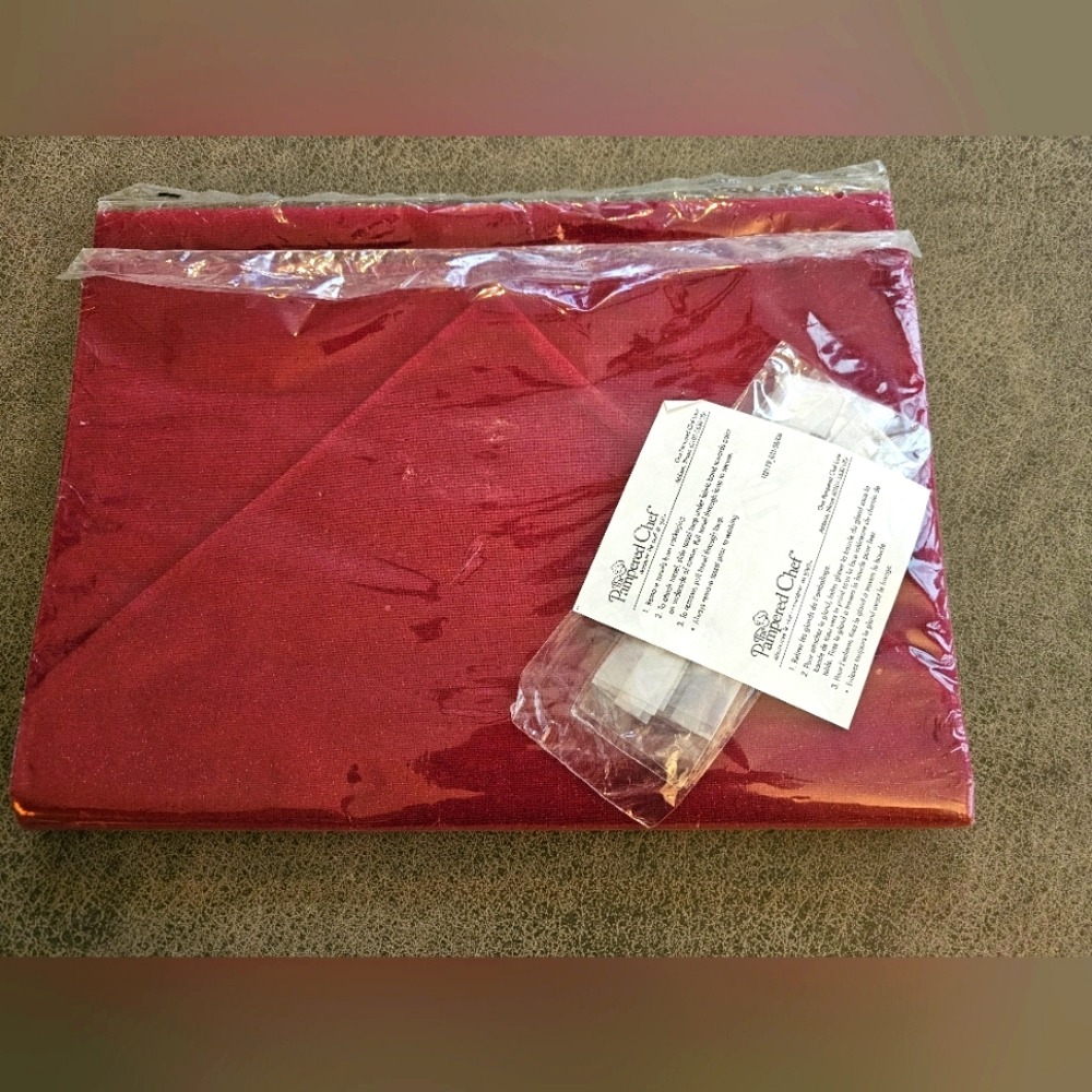 Vintage Pampered Chef #2179 Cranberry sparkly Table Runner w/ beaded tassel NEW